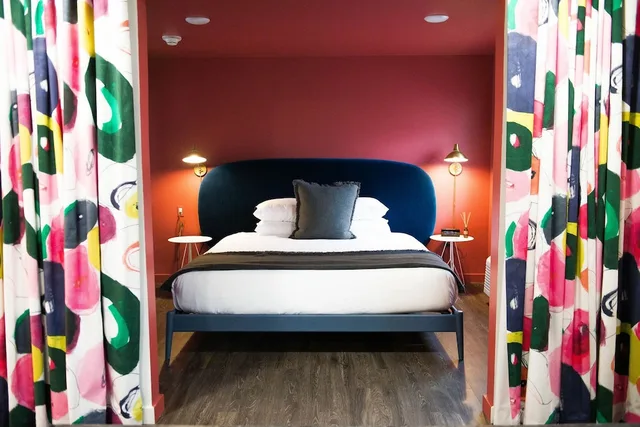 جناح بسرير كينج بشرفة مع أريكة، RSVP Hotel 1/1