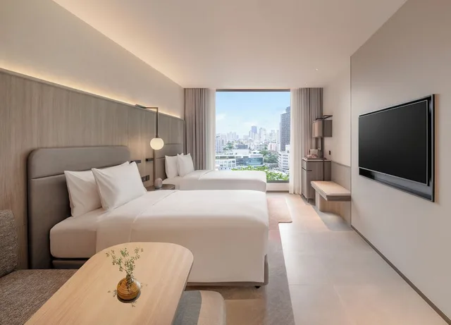 غرفة ركنية بسريرين كينج بغرفتي نوم، KROMO Bangkok, Curio Collection by Hilton 2/10