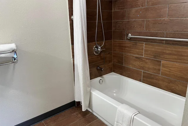 غرفة بسرير كينج لذوي الإعاقة، Days Inn by Wyndham West Des Moines / Clive 4/4