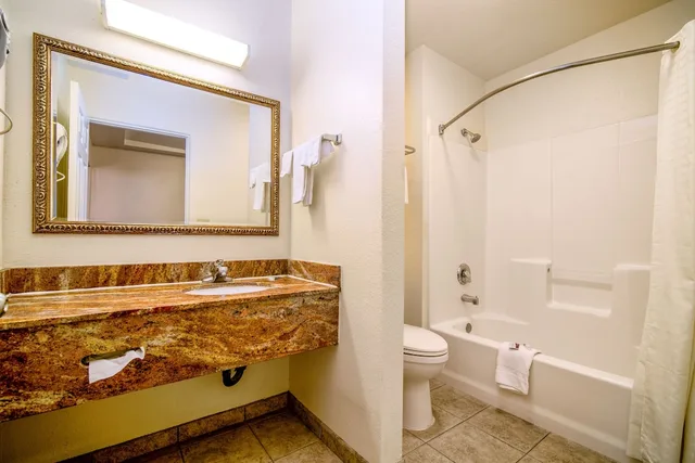 غرفة قياسية بسرير كينج، Regency Inn Suites Downey 5/5