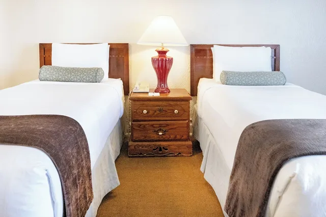 Room, Twin Beds, No Air Condition، The Baroness Hotel 3/4