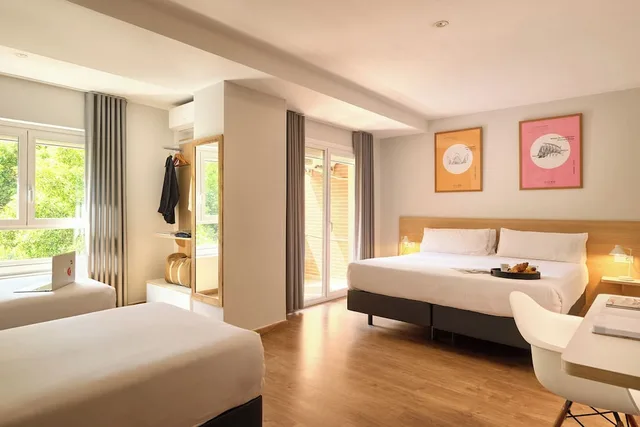 غرفة رباعية بسرير كوين وسريرين منفصلين بشرفة، ROOMS CIENCIAS 2/8