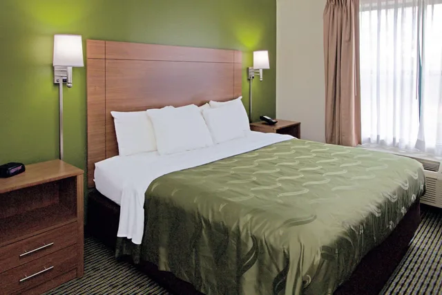 غرفة بسرير كينج لذوي الإعاقة، Quality Suites Lake Wright Norfolk Airport 2/4