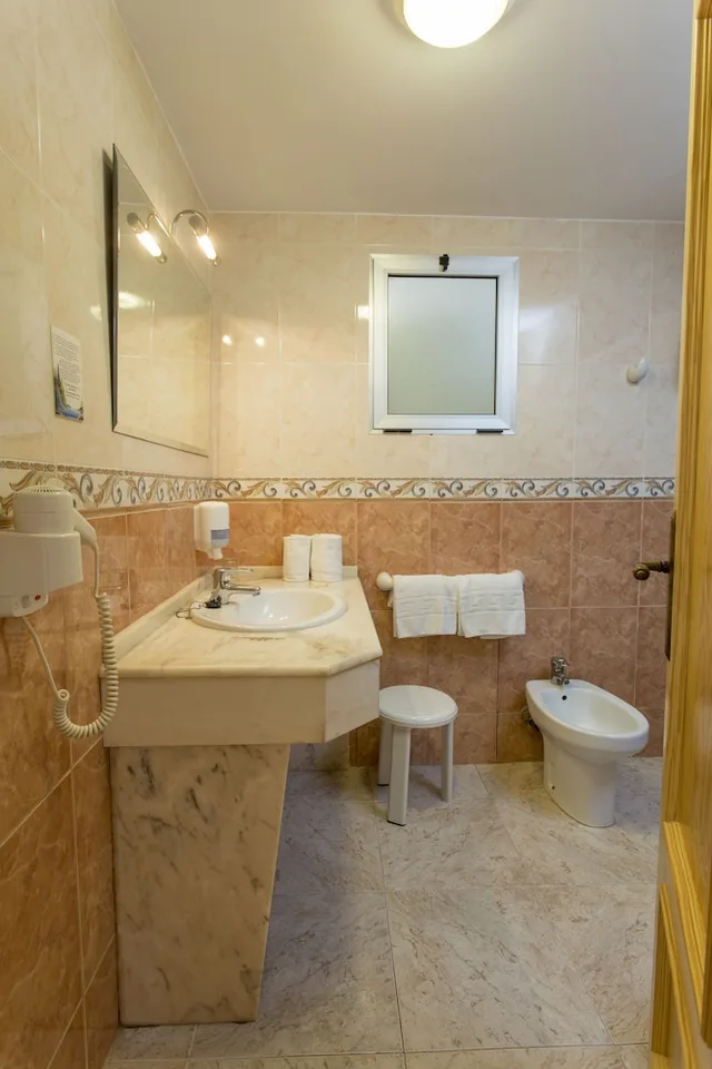 غرفة بسرير مزدوج بإطلالة على الفناء، Hotel Noguera 3/3