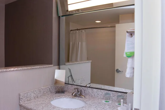 غرفة بسريرين كوين بحوض استحمام لذوي الإعاقة، Courtyard Jackson Airport Pearl 3/3