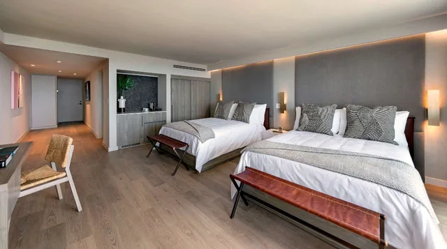 Renovated, Pines, Connecting, 1 King and 2 Queen Beds, Ocean View، La Jolla Cove Suites 1/3