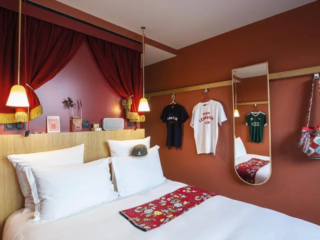 غرفة سوبيريور بسرير كينج بشرفة، Mob Hotel Paris Les Puces 4/9