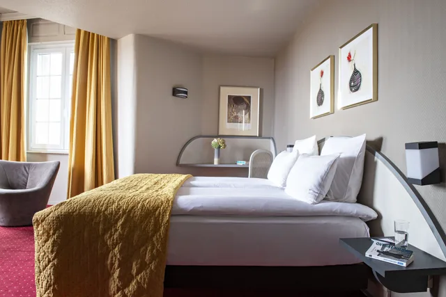 جناح جونيور، Grand Hotel Bristol 5/8