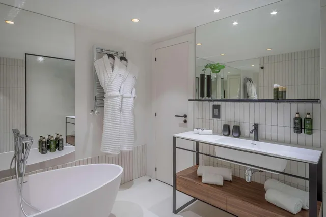 جناح، Melia White House 3/8