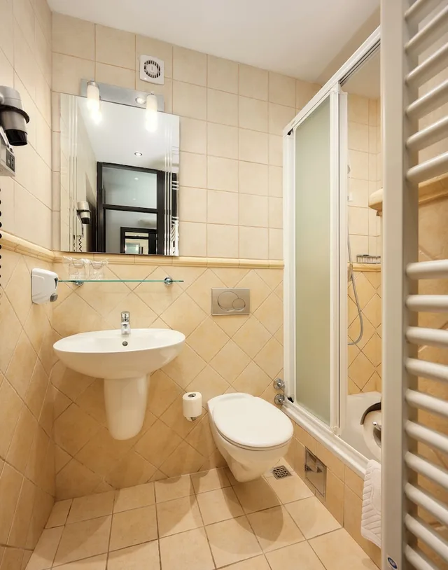 غرفة قياسية بسرير كوين بشرفة، Adriatiq Hotel Hvar 4/5