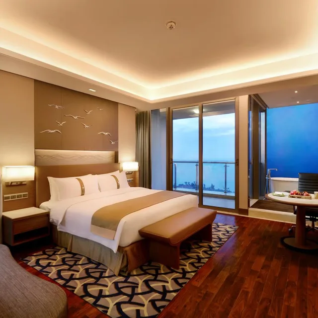 غرفة بريميوم بسرير كينج في طابق مرتفع، Holiday Inn Haikou West Coast 1/7
