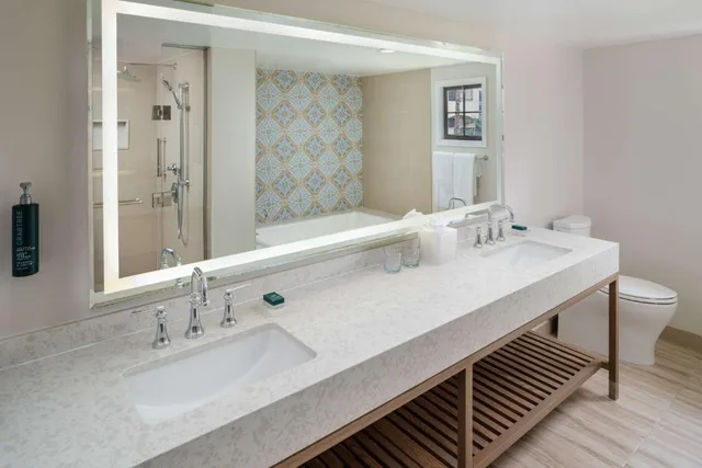 Cabana Pool, Walkout, Junior Suite, King Bed, Accessible، Hilton Santa Barbara Beachfront Resort 2/2