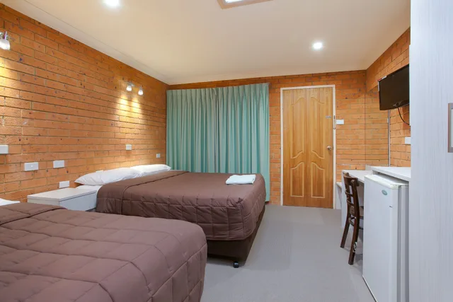 غرفة متصلة بسريرين منفصلين وسريرين كوين في الطابق الأرضي، Sapphire Palms Motel 1/7