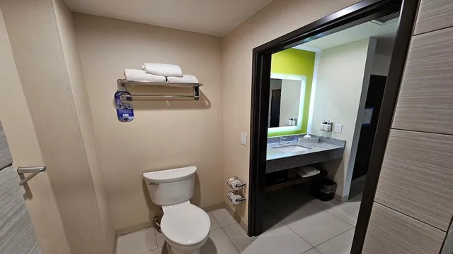 غرفة قياسية بسرير كينج لذوي الإعاقة، Holiday Inn Express & Suites Mexicali 4/7