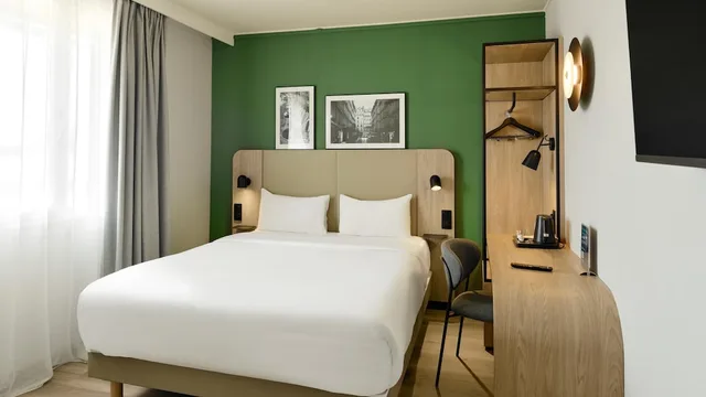 Standard, Queen Bed, Campanile Argenteuil 7/10