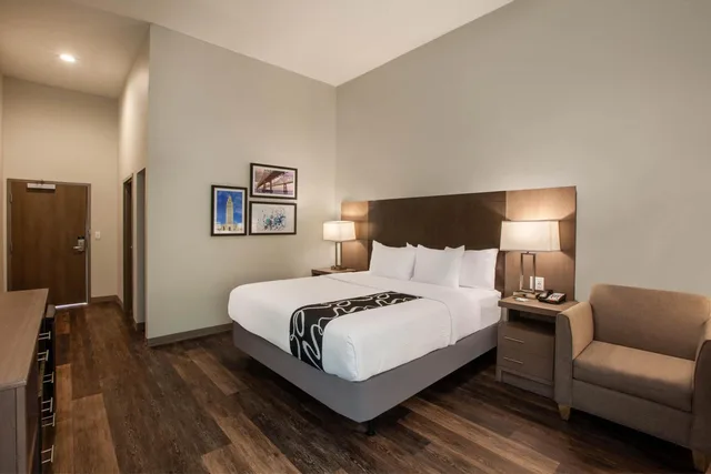 غرفة ديلوكس بسرير كينج مع أريكة، La Quinta by Wyndham Lafayette Oil Center 1/3