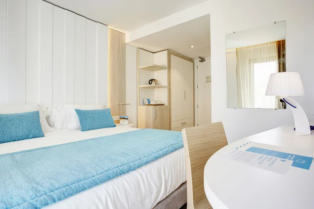 غرفة قياسية بسرير مزدوج بإطلالة جزئية على البحر، La Goleta Hotel De Mar - Adult Only 2/5