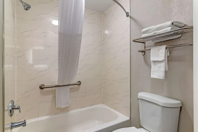 غرفة قياسية بسرير كينج، Quality Inn Newnan - Atlanta South 5/6