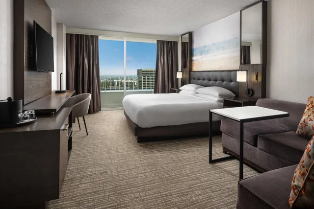 غرفة ديلوكس بسرير كينج أو سرير مزدوج وسرير كينج في طابق مرتفع، Warner Center Marriott Woodland Hills 2/3