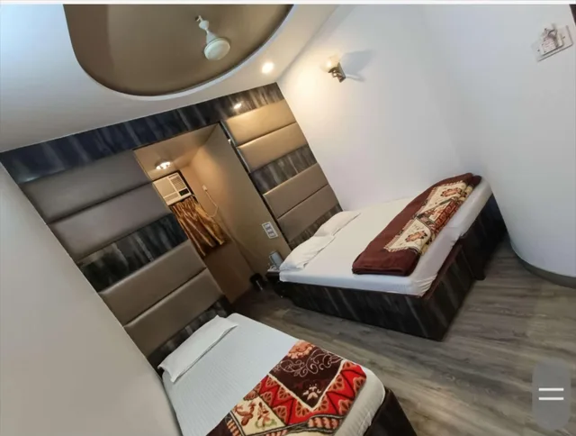 غرفة ثلاثية بسرير مزدوج وسرير فردي، Hotel Broadway Colaba Mumbai 5/10