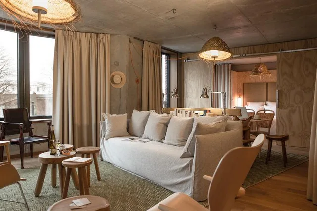 جناح بسرير كوين، MOB House 1/1