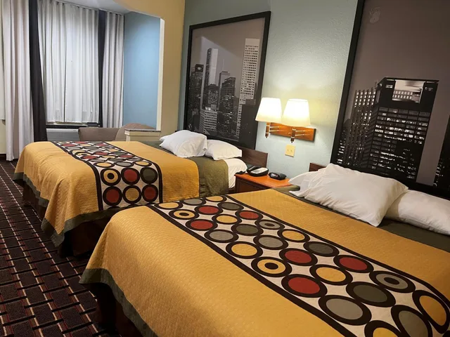 غرفة بسريرين كوين بحوض استحمام لذوي الإعاقة، Super 8 by Wyndham Stafford Sugarland Area 6/10