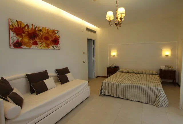 غرفة كلاسيكية رباعية بسرير كوين وسريرين منفصلين بشرفة، Hotel Alpha 2/6