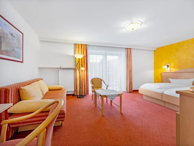 غرفة رباعية بسرير كوين بشرفة مع أريكة، Landhotel Gabriele 3/9