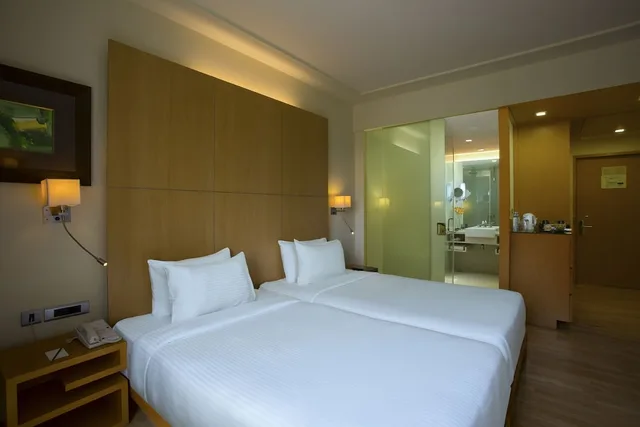 غرفة سوبيريور بسريرين منفصلين بإطلالة على المسبح، NOVOTEL HYDERABAD AIRPORT 5/7