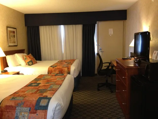غرفة بسرير كينج وسريرين كوين، North Vancouver Hotel 6/7