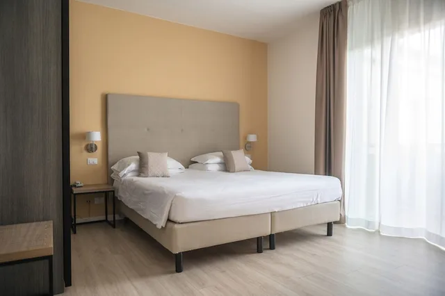 غرفة ديلوكس ثلاثية بسرير مزدوج وسرير فردي بشرفة بإطلالة جزئية على البحر، Excelsior Hotel 5/6