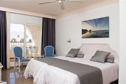 غرفة بسرير مزدوج أو سريرين منفصلين بإطلالة على المسبح، Hotel Mac Puerto Marina 1/1
