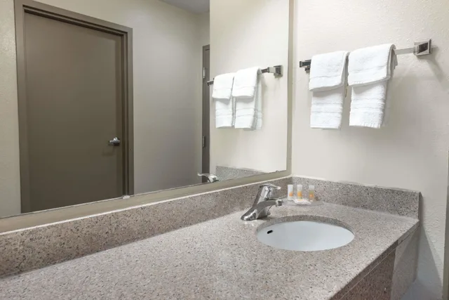 غرفة قياسية بسرير كينج، Days Inn By Wyndham St Peters/St Charles 3/3