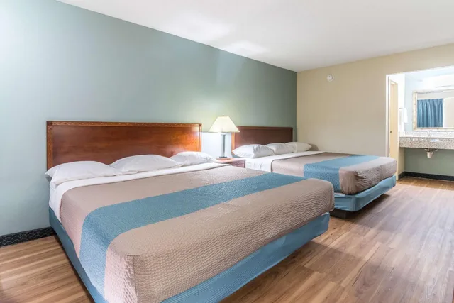 غرفة بريميوم رباعية للمدخنين، Motel6 Kenly, NC 2/4