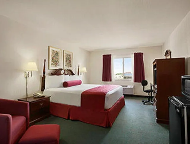 جناح استوديو بسرير كينج مع أريكة، Days Inn & Suites By Wyndham Romeoville 2/5