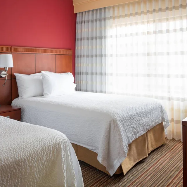 جناح بسريرين مزدوجين بغرفة نوم واحدة مع أريكة، Courtyard Indianapolis Airport 1/4