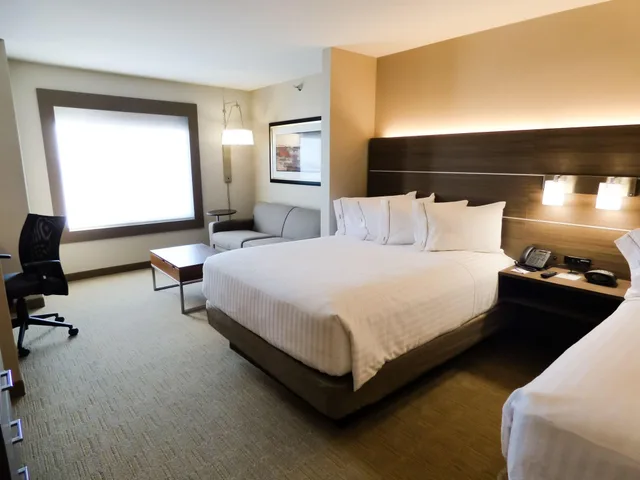Deluxe, Multiple Beds, Accessible، Holiday Inn Express And Suites Plymouth Ann Arbor Area 2/5