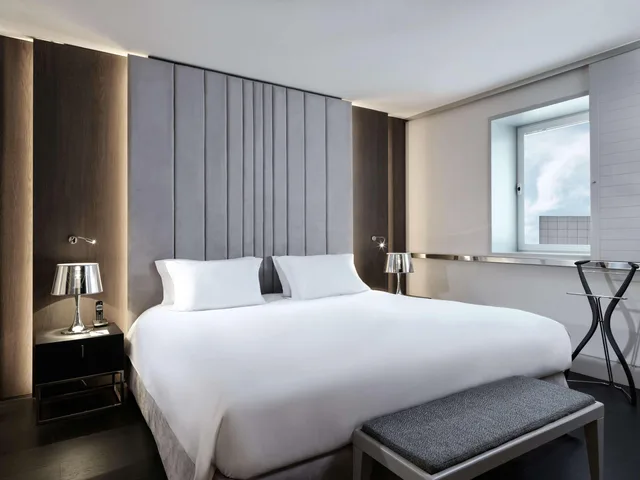 جناح بسرير كينج بمنطقة جلوس مع دخول صالة النادي، Sofitel Athens Airport 4/17