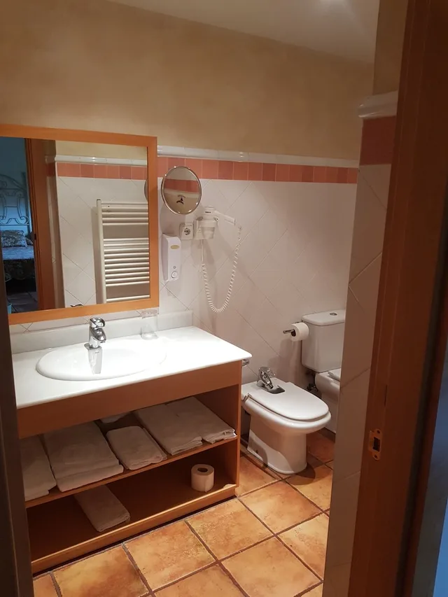 غرفة بسرير مزدوج بإطلالة على الجبل، Hotel Spa Puerta Vadinia 3/4