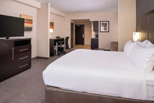 جناح بسرير كينج مع أريكة، Holiday Inn Express Suites Monroe 1/5