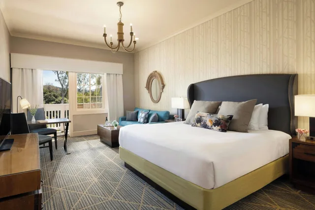 غرفة فاخرة بسرير كينج بشرفة بإطلالة مع أريكة، River Terrace Inn 1/2