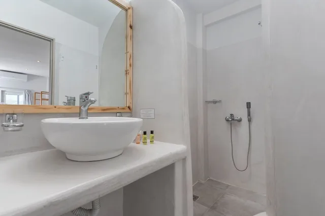 غرفة شهر العسل بسرير مزدوج بإطلالة على البحر، Gizis Cliffside Suites 8/8
