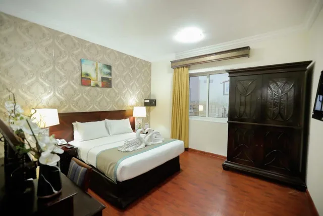 جناح تنفيذي بغرفتي نوم بإطلالة جزئية على البحر، Mermaid Beach Hotel 2/6