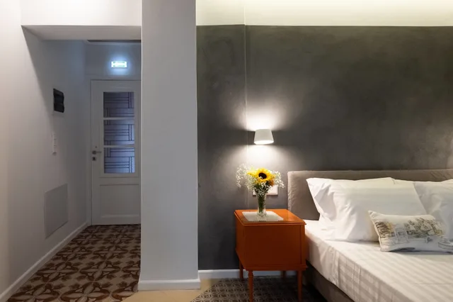 غرفة قياسية ثلاثية بسرير كوين مع أريكة، Athenian Yard Suites 1/4