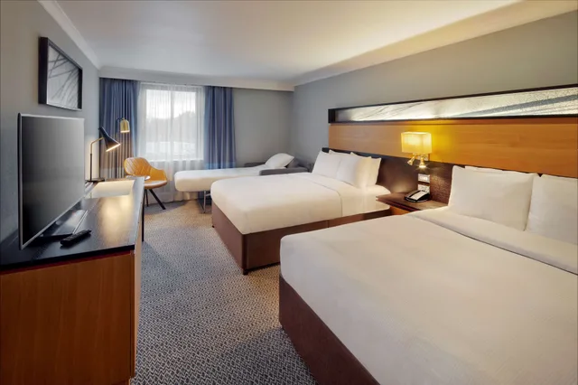 غرفة عائلية بسريرين كوين مع أريكة، Doubletree by Hilton Manchester Airport 4/10