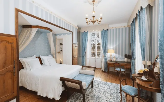 غرفة فاخرة بسرير كوين، Relais Du Silence Chateau De La Richerie 2/3