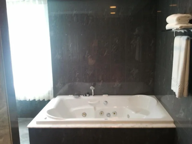 جناح، Hotel Lozano 4/6