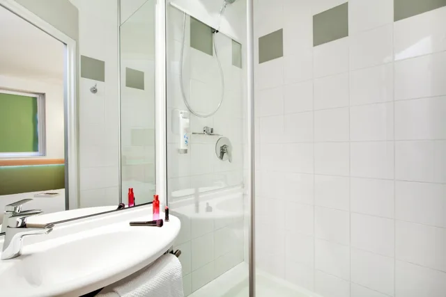 غرفة ثلاثية بسرير كوين وسرير فردي وسرير بطابقين، ibis Budget Clermont Ferrand Centre Montferrand 1/1