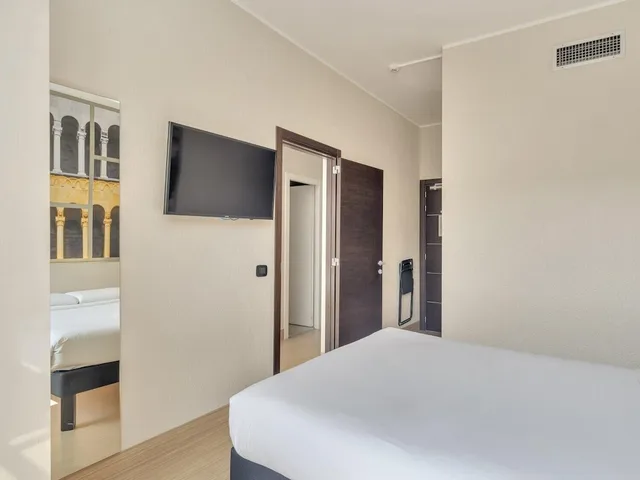 Standard, Queen Bed, B&B Hotel Cremona 4/10