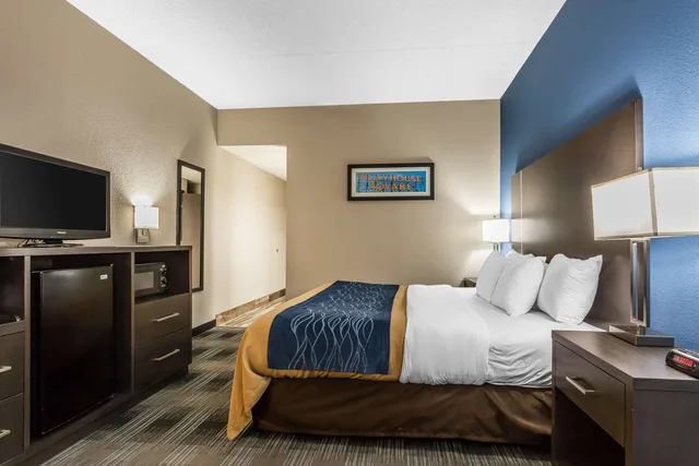 غرفة بسرير كينج، Comfort Inn Cleveland Airport 3/4